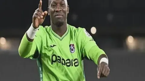 陈梦31岁与母云南街头合影，傣族服饰映衬仙子气质，现场生图公开