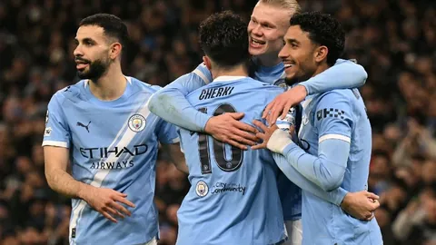 “中国篮协主席率队，名宿及媒体人士齐聚祝贺李月汝生日快乐”